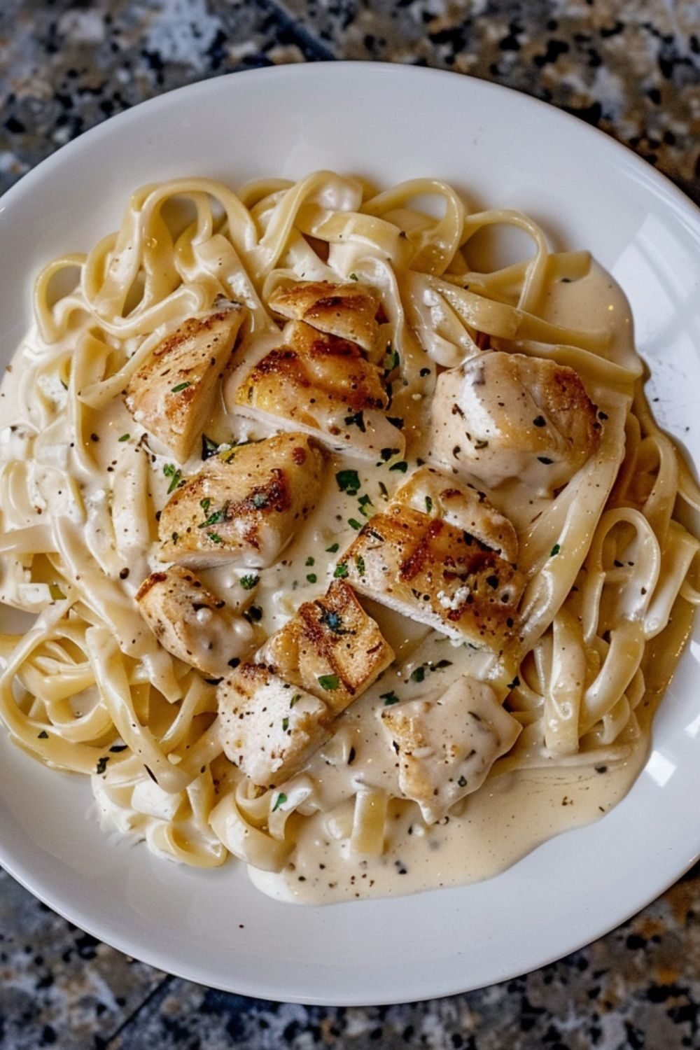 Fettuccine ao molho alfredo com filé de frango